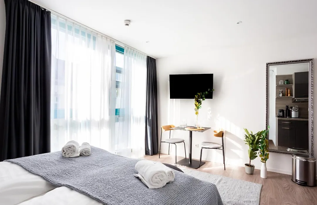 Limehome Koeln Friesenplatz - Digital Access-1
